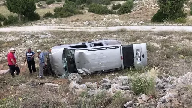 Hafif ticari araç şarampole devrildi: 4 yaralı