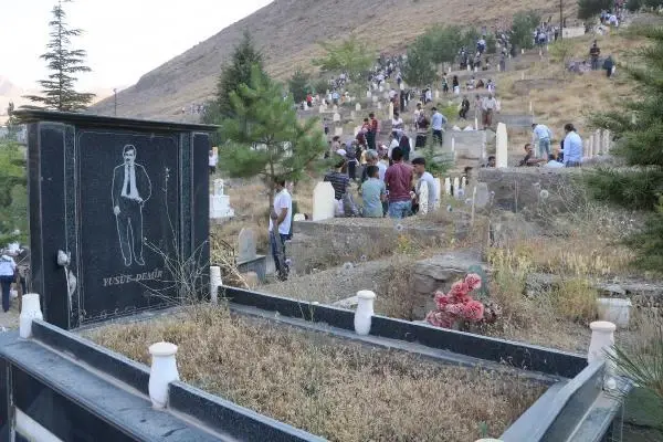 HAKKARİ'DE BAYRAMIN İLK GÜNÜ MEZARLIKLAR KALABALIK