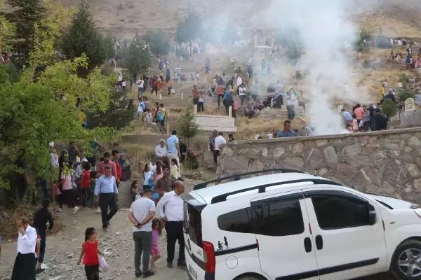 HAKKARİ'DE BAYRAMIN İLK GÜNÜ MEZARLIKLAR KALABALIK HAKKARİ'DE BAYRAMIN İLK GÜNÜ MEZARLIKLAR KALABALIK