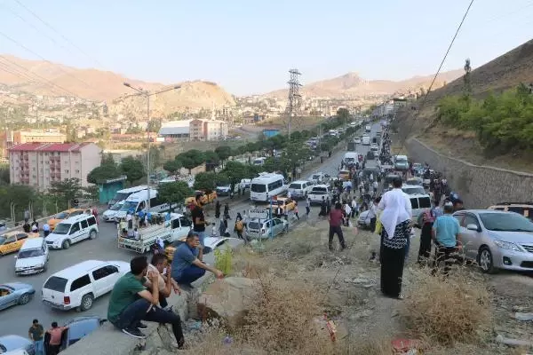 HAKKARİ'DE BAYRAMIN İLK GÜNÜ MEZARLIKLAR KALABALIK