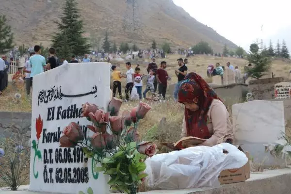 HAKKARİ'DE BAYRAMIN İLK GÜNÜ MEZARLIKLAR KALABALIK