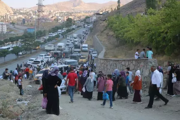 HAKKARİ'DE BAYRAMIN İLK GÜNÜ MEZARLIKLAR KALABALIK