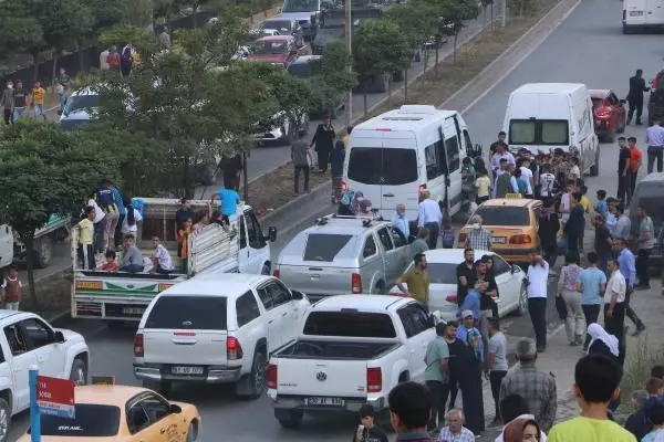 HAKKARİ'DE BAYRAMIN İLK GÜNÜ MEZARLIKLAR KALABALIK