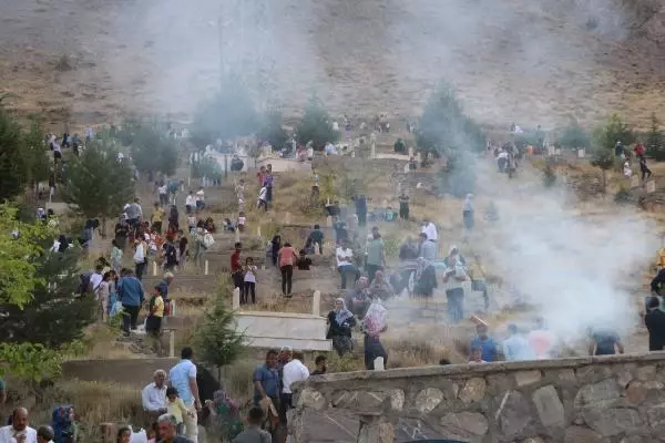 HAKKARİ'DE BAYRAMIN İLK GÜNÜ MEZARLIKLAR KALABALIK