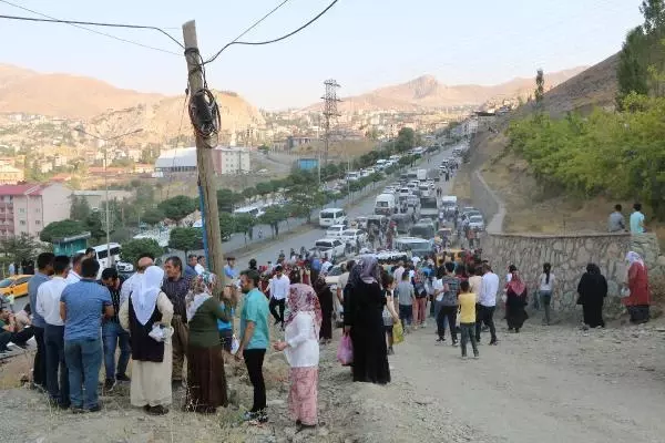 HAKKARİ'DE BAYRAMIN İLK GÜNÜ MEZARLIKLAR KALABALIK