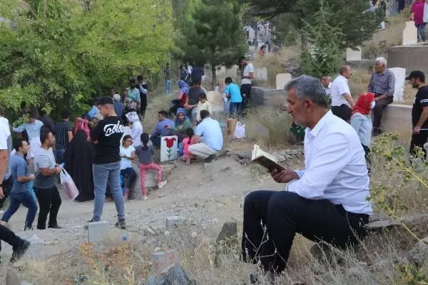 HAKKARİ'DE BAYRAMIN İLK GÜNÜ MEZARLIKLAR KALABALIK