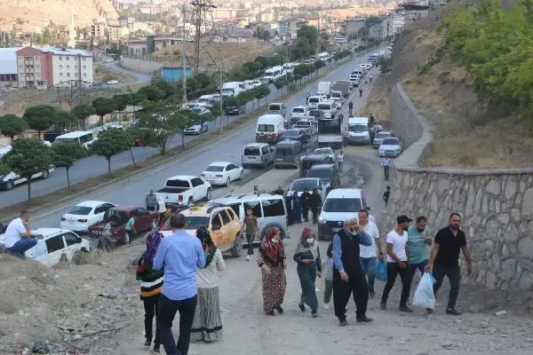 HAKKARİ'DE BAYRAMIN İLK GÜNÜ MEZARLIKLAR KALABALIK