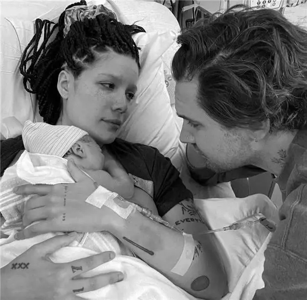 Halsey'in Ender bebeği dünyaya geldi