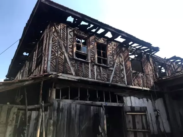 İki katlı ahşap ev çıkan yangında kullanılamaz hale geldi