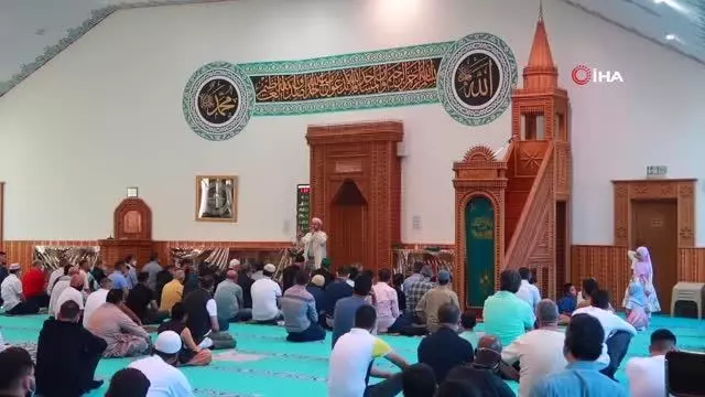 İngiltere'nin başkenti Londra'da bayram namazı kılındı İngiltere'nin başkenti Londra'da bayram namazı kılındı
