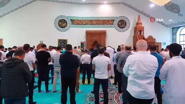 İngiltere'nin başkenti Londra'da bayram namazı kılındı