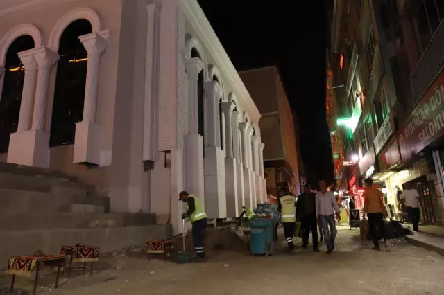 İpekyolu Belediyesi, 350 kişilik ekiple sokakları temizledi İpekyolu Belediyesi, 350 kişilik ekiple sokakları temizledi