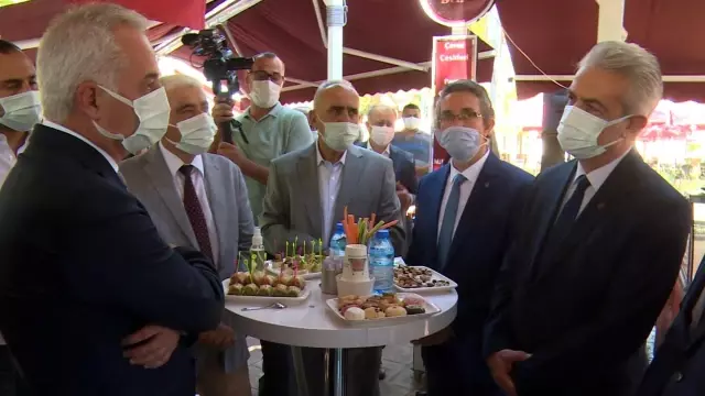 Isparta Valisi Seymenoğlu'ndan bayramlaşmada aşı çağrısı