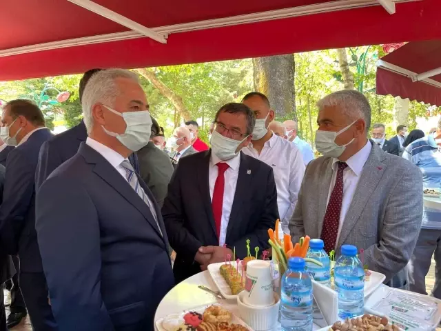 Isparta Valisi Seymenoğlu'ndan bayramlaşmada aşı çağrısı