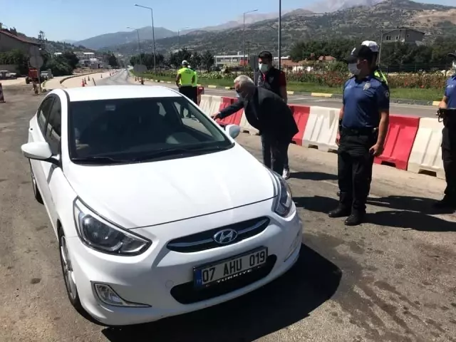 Isparta Valisi Seymenoğlu trafik uygulama noktalarını ziyaret etti