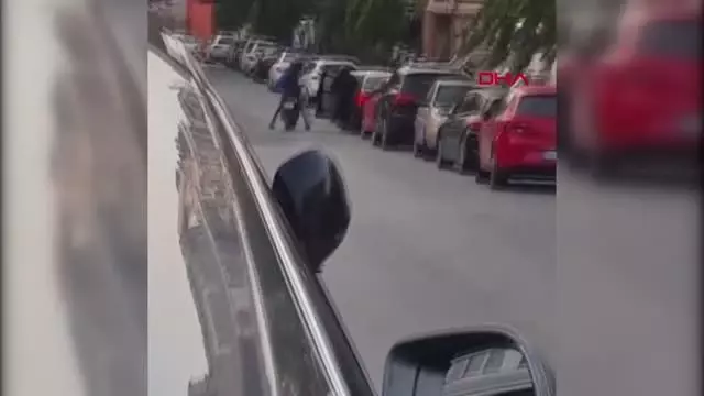 İSTANBUL-BAKIRKÖY'DE OTOMOBİLİN GÖSTERGE PANELİNİN ÇALINDIĞI HIRSIZLIK KAMERADA