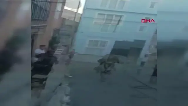 İSTANBUL-BEYOĞLU'NDA MANGAL YAKMAK İSTEYEN AİLENİN EVİNDE YANGIN ÇIKTI