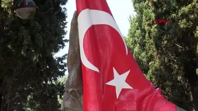 İSTANBUL ? EDİRNEKAPI ŞEHİTLİĞİ'NDE BAYRAM ZİYARETLERİ