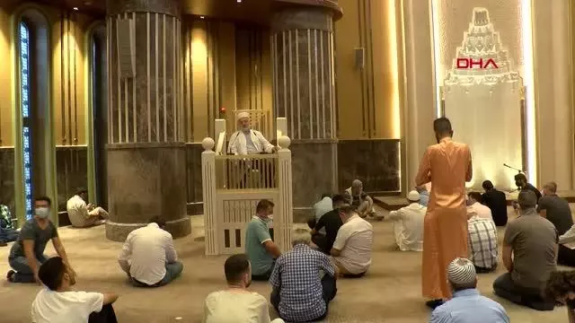 İSTANBUL-TAKSİM CAMİİ'NDE İLK BAYRAM NAMAZI KILINDI