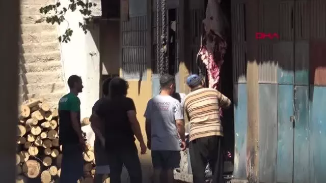 İzmir'de kurbanlıklar sokakta kesildi
