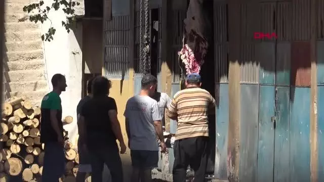 İzmir'de kurbanlıklar sokakta kesildi