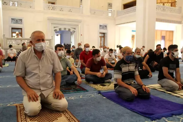 İzmir'de Kurban Bayramı namazı tedbirlerle kılındı İzmir'de Kurban Bayramı namazı tedbirlerle kılındı