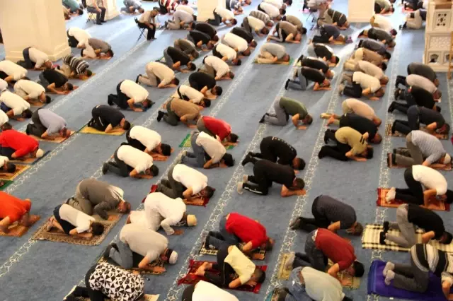 İzmir'de Kurban Bayramı namazı tedbirlerle kılındı