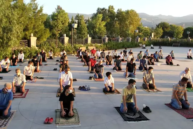 İzmir'de Kurban Bayramı namazı tedbirlerle kılındı