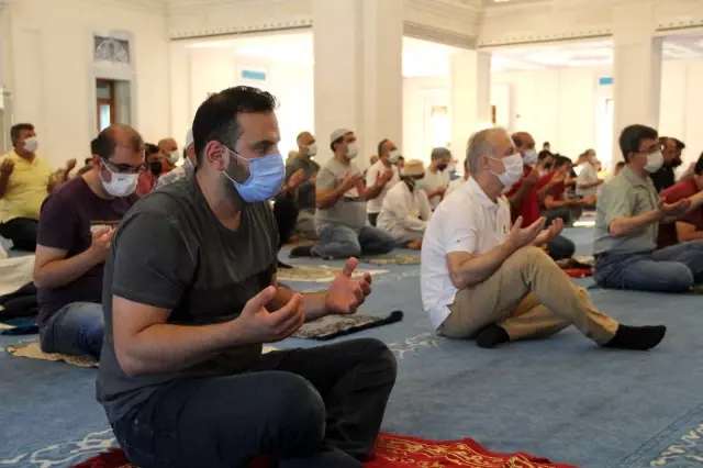 İzmir'de Kurban Bayramı namazı tedbirlerle kılındı