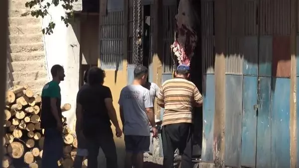 İzmir'de kurbanlıklar sokakta kesildi