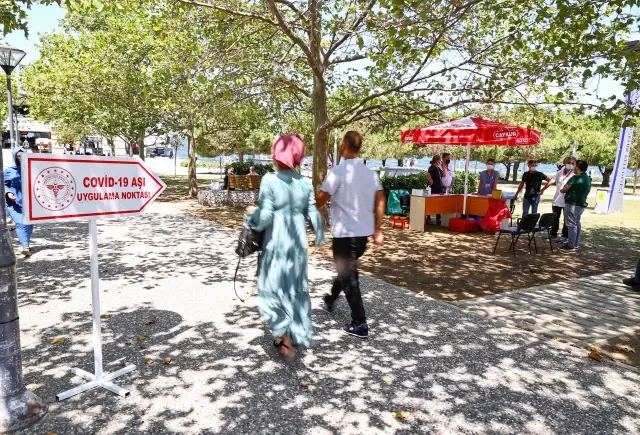 İzmir'de meydanlarda kurulan aşılama noktalarında vatandaşlar hem aşılarını oluyor hem bayramlaşıyor İzmir'de meydanlarda kurulan aşılama noktalarında vatandaşlar hem aşılarını oluyor hem bayramlaşıyor