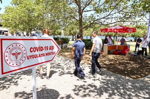 İzmir'de meydanlarda kurulan aşılama noktalarında vatandaşlar hem aşılarını oluyor hem bayramlaşıyor