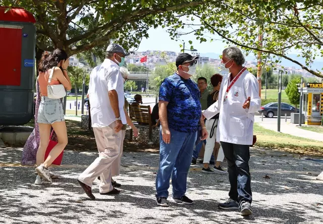 İzmir'de meydanlarda kurulan aşılama noktalarında vatandaşlar hem aşılarını oluyor hem bayramlaşıyor