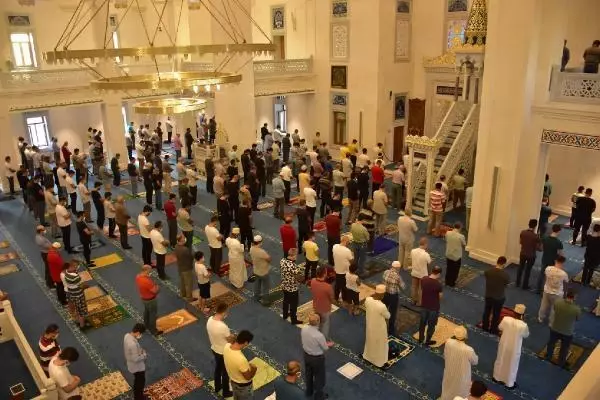 İZMİR'DE SOSYAL MESAFELİ BAYRAM NAMAZI