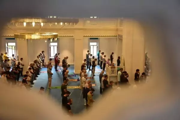 İZMİR'DE SOSYAL MESAFELİ BAYRAM NAMAZI