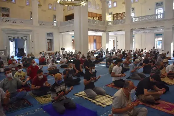 İZMİR'DE SOSYAL MESAFELİ BAYRAM NAMAZI