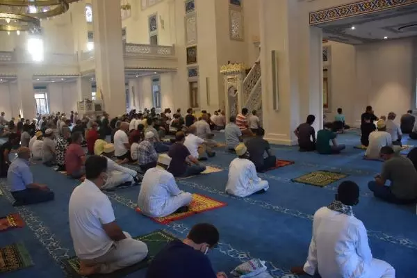 İZMİR'DE SOSYAL MESAFELİ BAYRAM NAMAZI