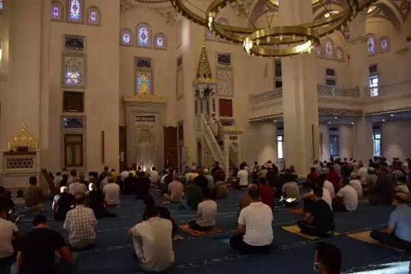 İZMİR'DE SOSYAL MESAFELİ BAYRAM NAMAZI