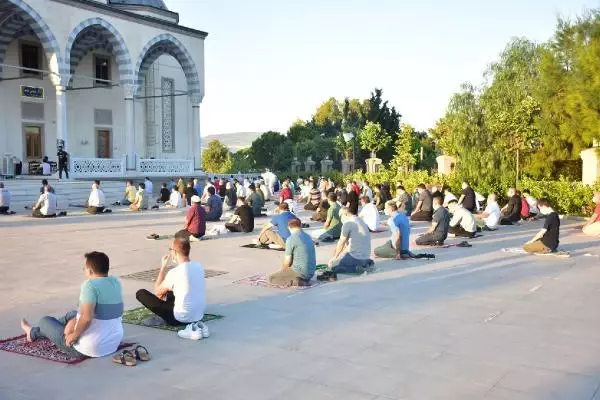 İZMİR'DE SOSYAL MESAFELİ BAYRAM NAMAZI