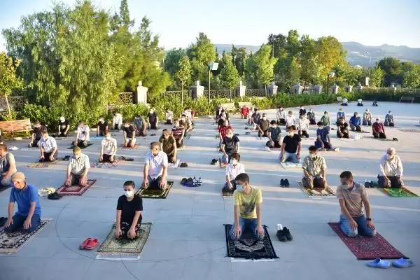 İZMİR'DE SOSYAL MESAFELİ BAYRAM NAMAZI
