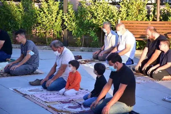 İZMİR'DE SOSYAL MESAFELİ BAYRAM NAMAZI