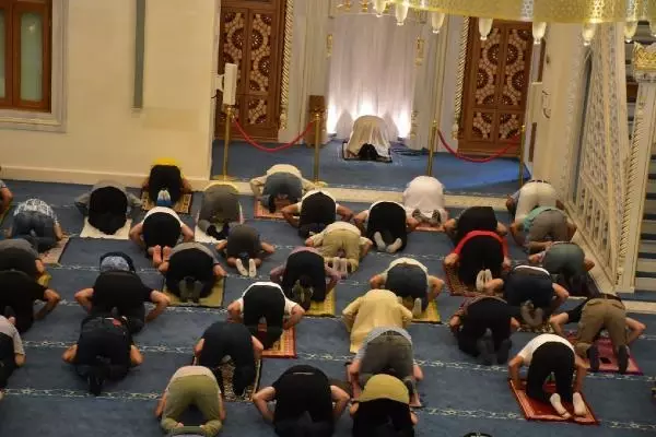 İZMİR'DE SOSYAL MESAFELİ BAYRAM NAMAZI