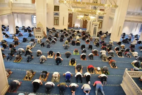İZMİR'DE SOSYAL MESAFELİ BAYRAM NAMAZI