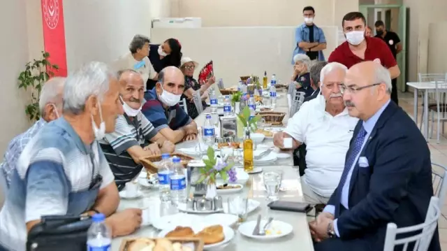 İzmir Valisi Köşger, bayram programı kapsamında huzurevi ve şehit ailelerini ziyaret etti
