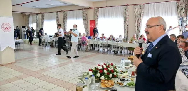 İzmir Valisi Köşger, bayram programı kapsamında huzurevi ve şehit ailelerini ziyaret etti