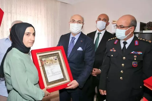 İzmir Valisi Köşger, bayram programı kapsamında huzurevi ve şehit ailelerini ziyaret etti