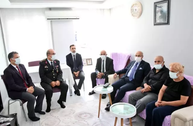 İzmir Valisi Köşger, bayram programı kapsamında huzurevi ve şehit ailelerini ziyaret etti