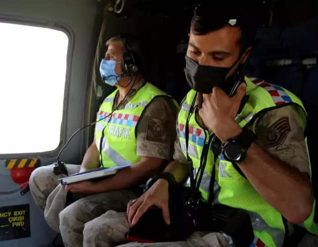 Jandarma Erzurum-Artvin kara yolundaki bayram trafiğini helikopterle denetledi Jandarma Erzurum-Artvin kara yolundaki bayram trafiğini helikopterle denetledi