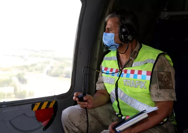 Jandarma Erzurum-Artvin kara yolundaki bayram trafiğini helikopterle denetledi