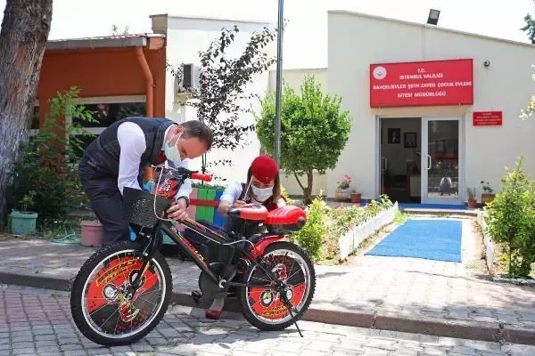 THY kabin memurları 100 çocuğun bisiklet hayalini gerçekleştirdi